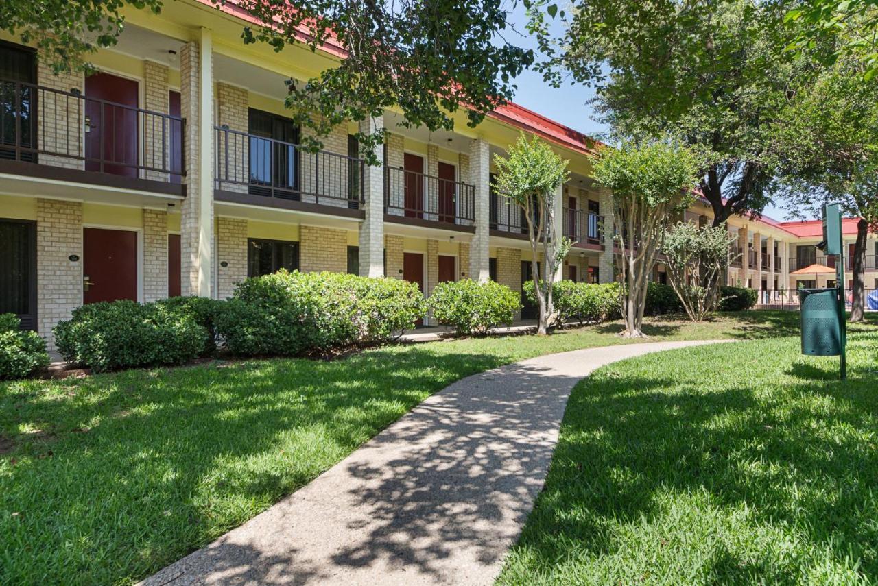 Red Roof Inn Plus+ Dallas - Addison Kültér fotó